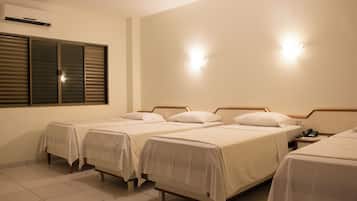 Quarto quádruplo superior | 1 quarto, roupas de cama premium, edredons de pluma