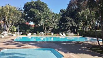 2 udendørs pools