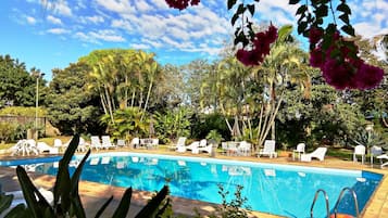 2 outdoor pools