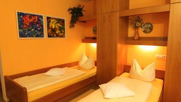 Escritorio, wifi gratis y ropa de cama