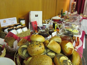 Petit déjeuner buffet servi tous les jours en supplément