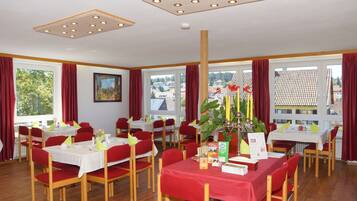 Desayuno buffet diario (EUR 6.9 por persona)