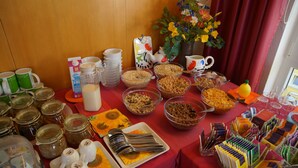 Un buffet de petit-déjeuner proposant une variété d'aliments, de couverts et de condiments.