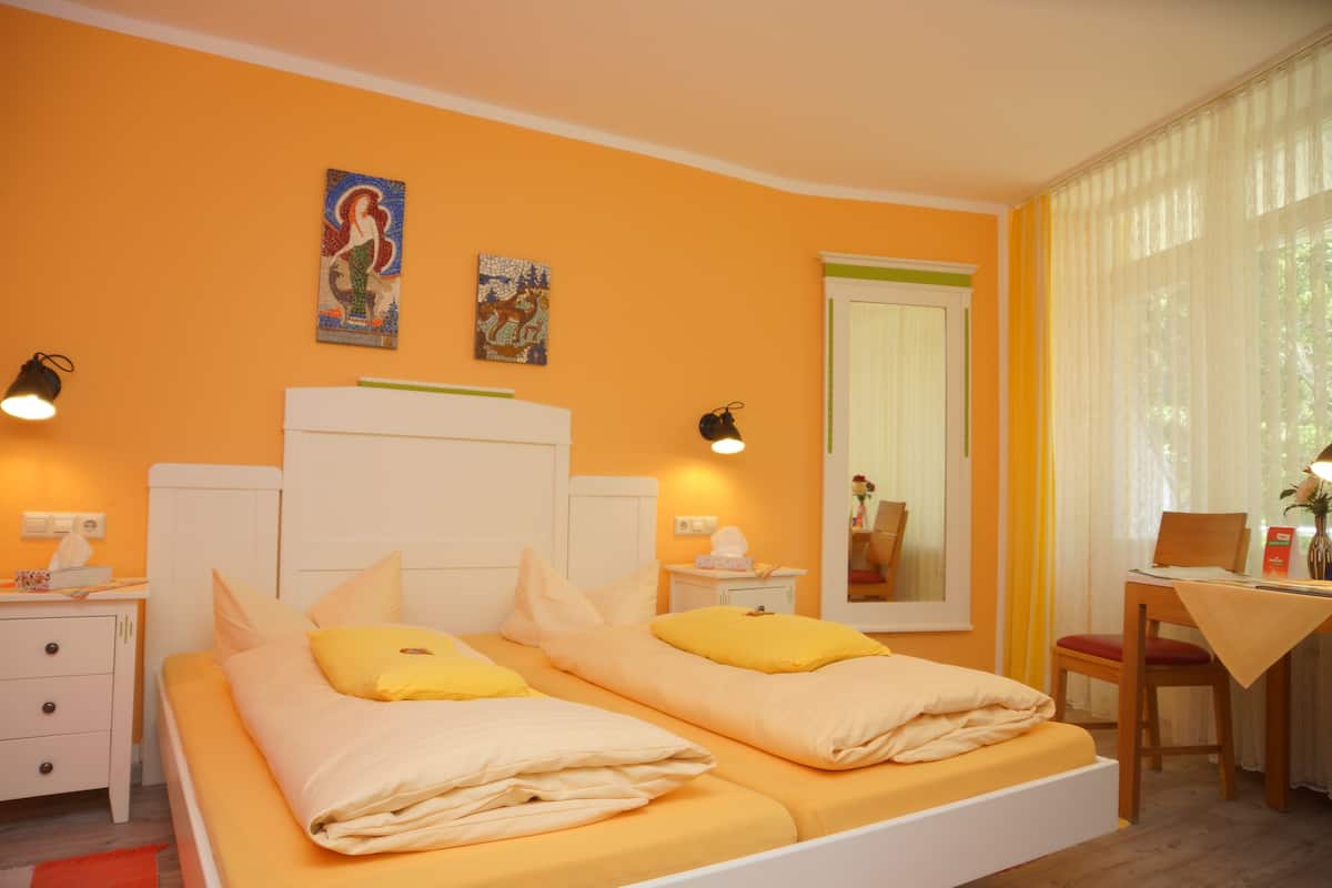 Een bureau, gratis wifi, beddengoed