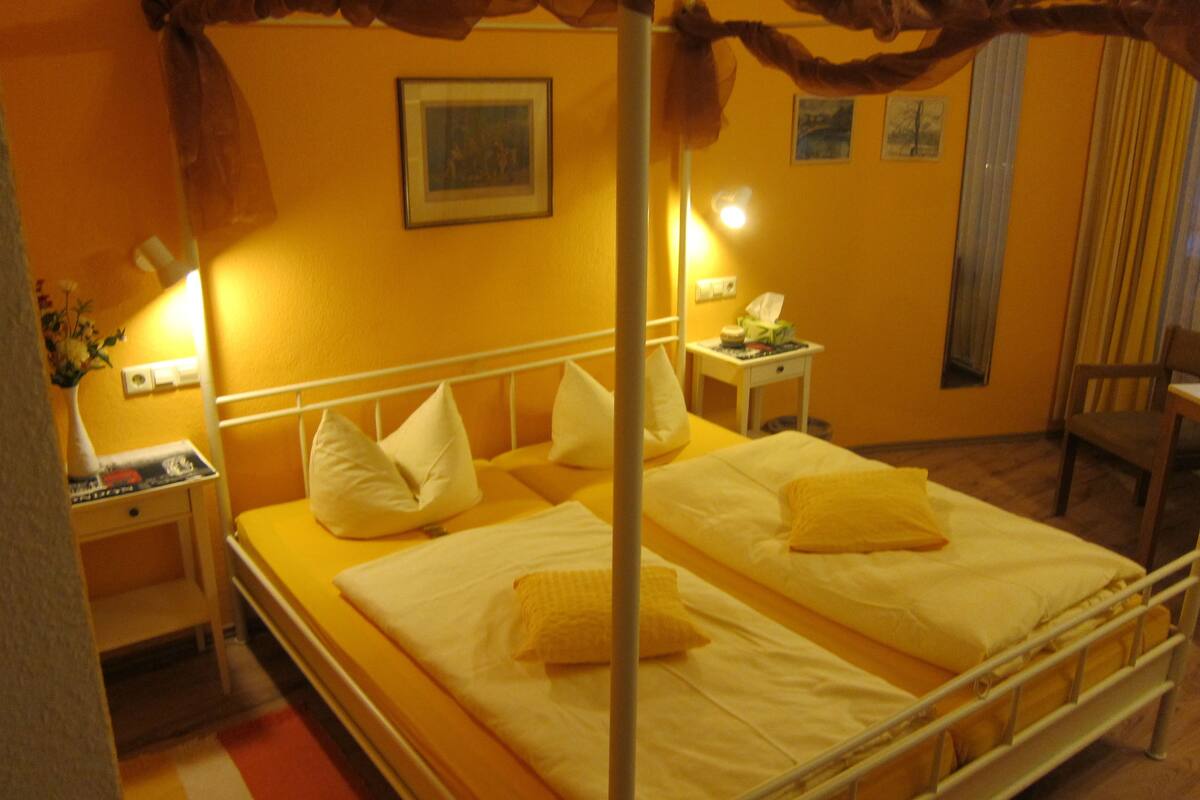 1 bedroom, desk, free wifi, bed sheets