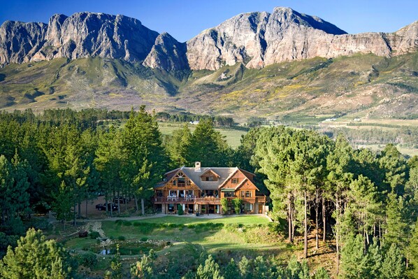 Property grounds - Lalapanzi Lodge (Cape Town)