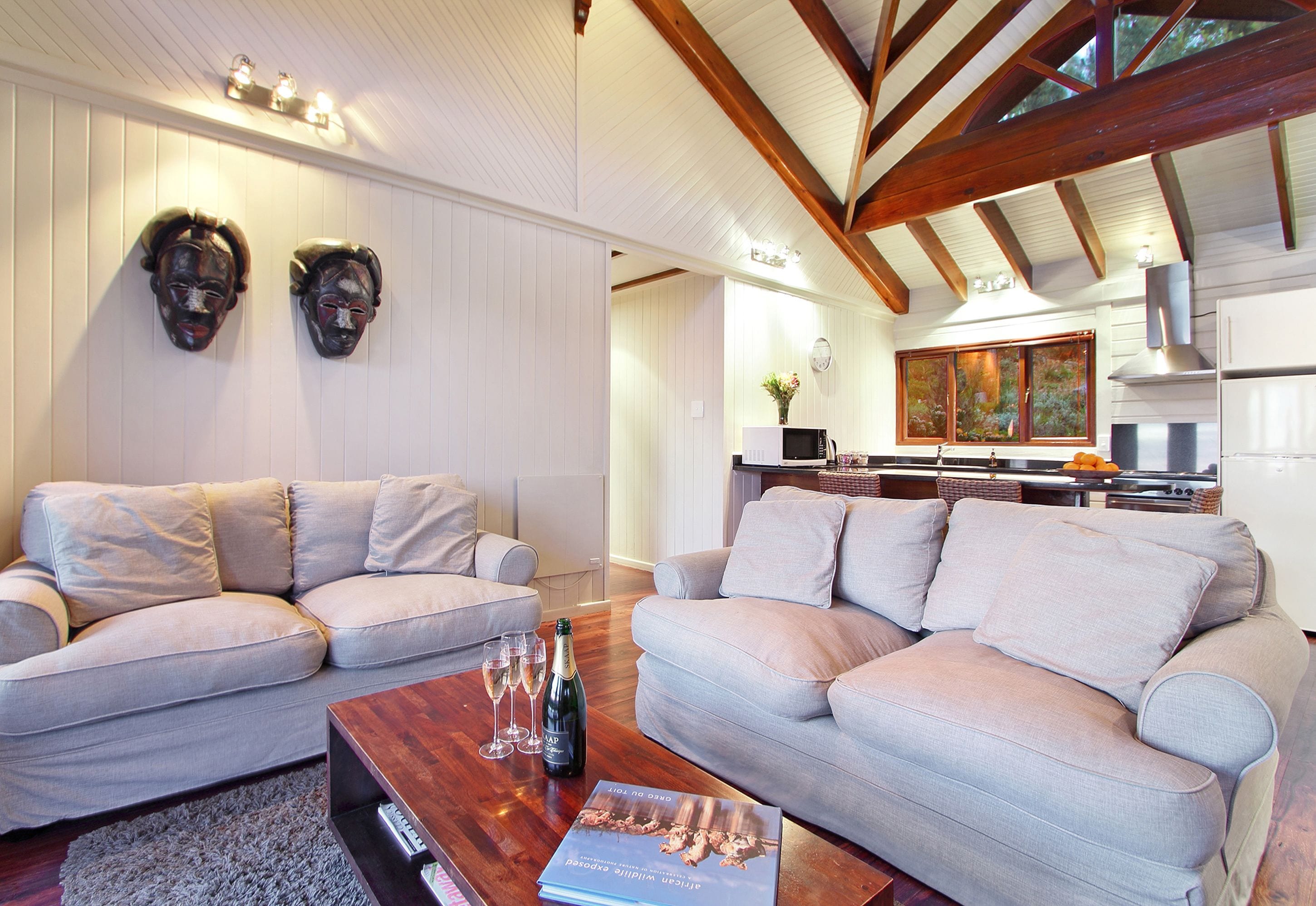 Cottage Comfort, pemandangan samudra, menghadap laut (Ezantsi - Self Catering) | Area keluarga | Televisi layar datar 40-inci dengan saluran TV satelit