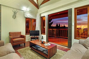 Cottage Confort, vue baie, côté montagne (Phezulu - Self Catering) | Coin séjour | Télévision à écran plat de 40 pouces avec chaînes par satellite