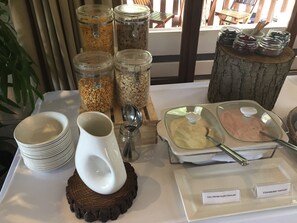 Daily full breakfast (ZAR 175 per person) - Lalapanzi Lodge (Cape Town)