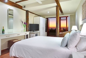 B&B Room | Egyptian cotton sheets, premium bedding, Tempur-Pedic beds, in-room safe - Lalapanzi Lodge (Cape Town)
