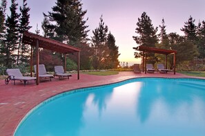 Piscine extérieure, chaises longues