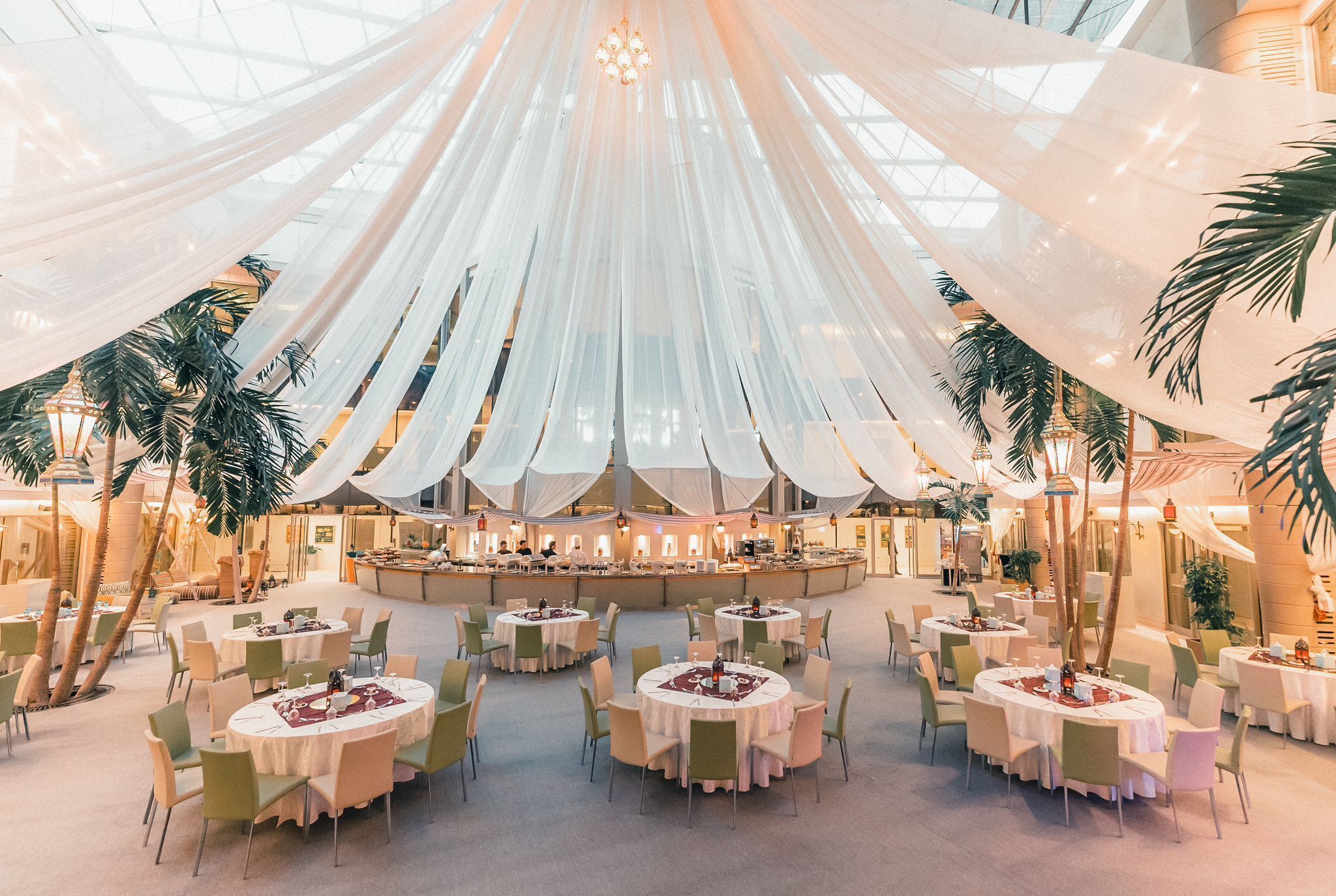 2 restaurants, breakfast served