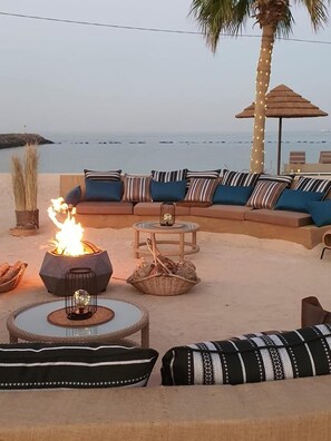 On the beach, white sand, sun-loungers, beach umbrellas - Marina Hotel Kuwait (Salmiya)
