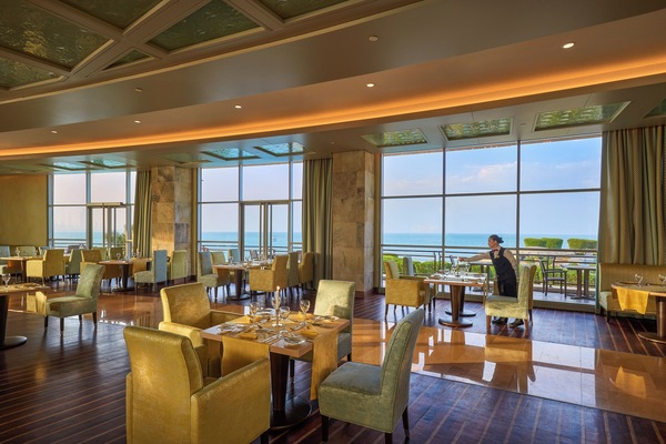 2 restaurants; breakfast, lunch, and dinner served