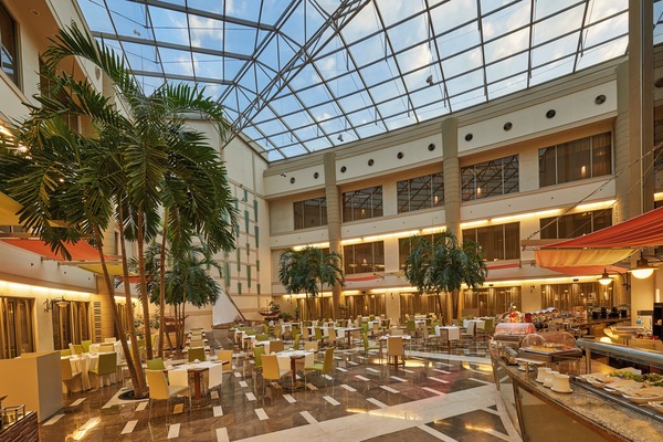 2 restaurants; breakfast, lunch, and dinner served