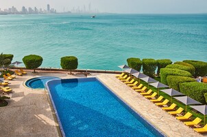 2 piscinas al aire libre, sombrillas, sillones reclinables de piscina