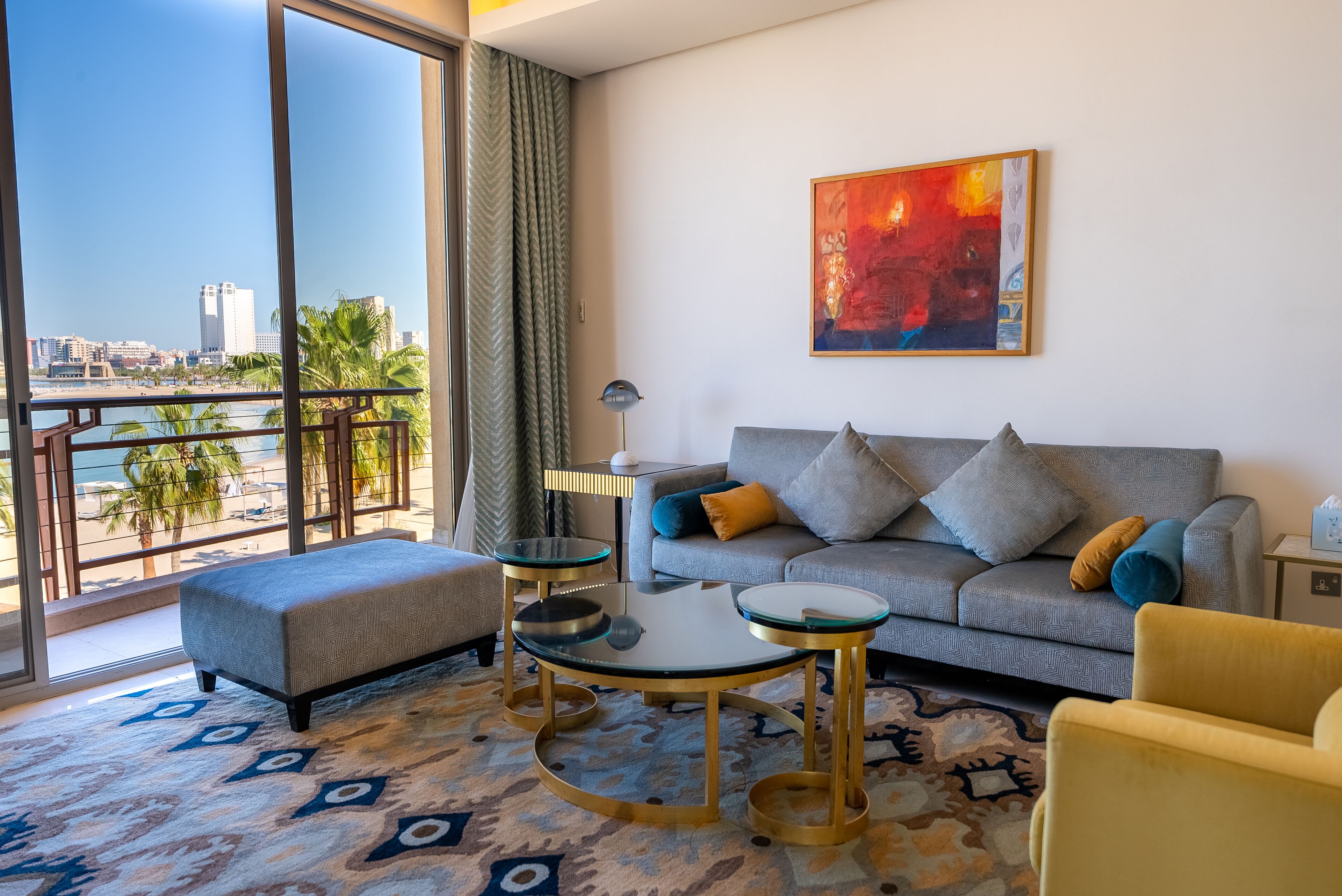 Suite, 1 letto king (Amiri) | Area soggiorno | TV 46 pollici con canali satellitari, lettore DVD