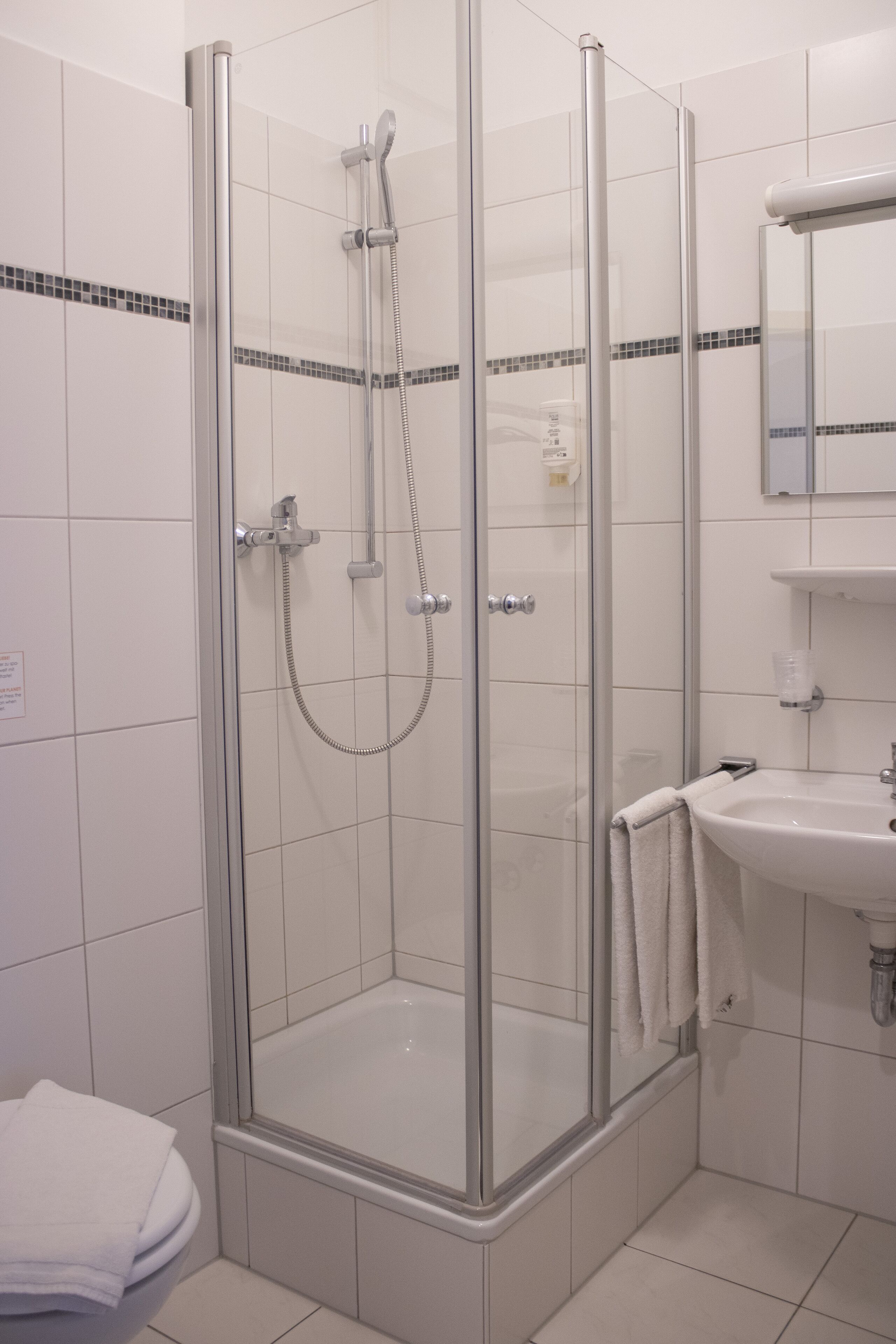 Chuveiro, secador de cabelo, toalhas de banho 