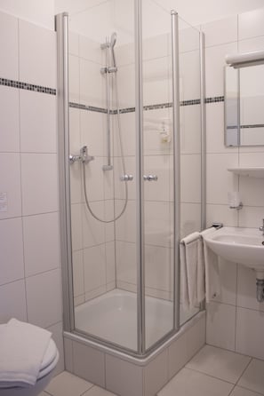 Shower, hair dryer, towels - Orange Hotel und Apartments (Neu-Ulm)