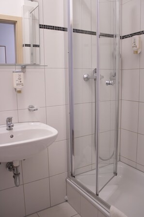 Shower, hair dryer, towels - Orange Hotel und Apartments (Neu-Ulm)