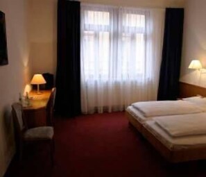 In-room safe, desk, free cots/infant beds, rollaway beds - Krokodil Restaurant & Hotel (Heidelberg)