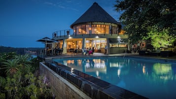 2 piscinas al aire libre, sombrillas, sillones reclinables de piscina