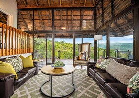 家庭别墅 | 起居区 | 72-厘米等离子电视 （配备卫星频道）、电视