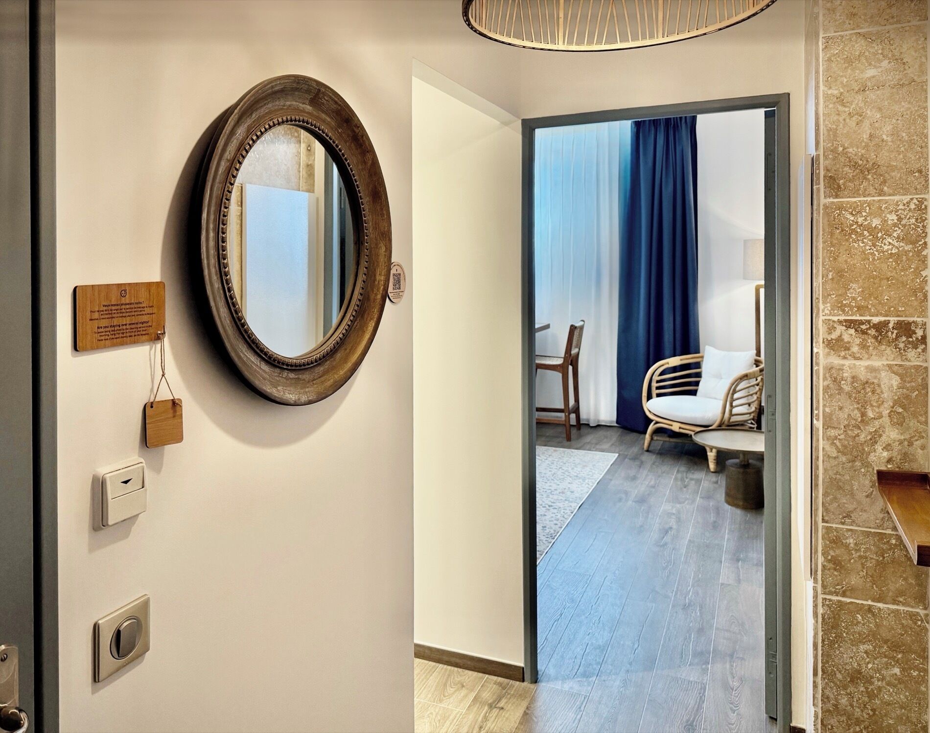 Habitación superior, planta baja | Ropa de cama de alta calidad, caja fuerte, decoración individual