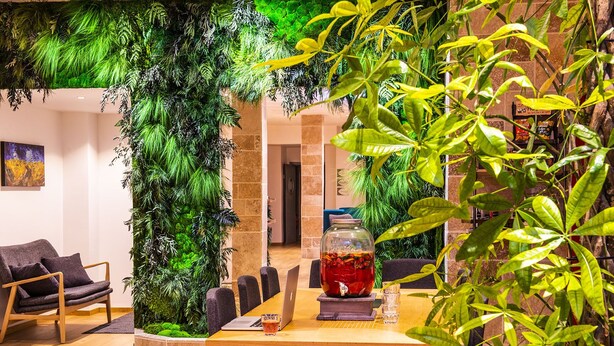 A modern dining area with a wooden table, chairs, and a laptop. - Le Green des Impressionnistes – Cergy‑Pontoise (Ennery)