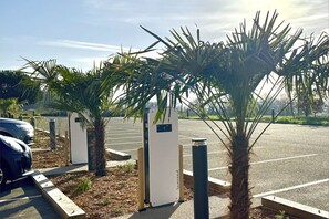 Electric vehicle charging station - Le Green des Impressionnistes – Cergy‑Pontoise (Ennery)