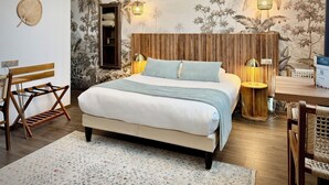 A bedroom with a bed, bedside tables, a mirror, and a wall with a tropical mural. - Le Green des Impressionnistes – Cergy‑Pontoise (Ennery)