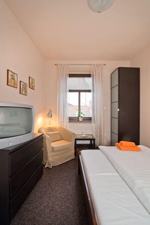 Iron/ironing board, rollaway beds, free WiFi