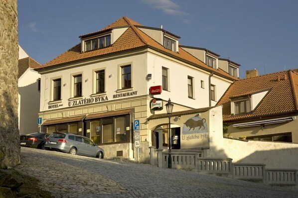 Majoituspaikan julkisivu illalla/yöllä