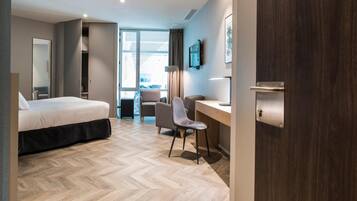 Premium-Doppelzimmer, eigenes Bad | Daunenbettdecken, Minibar, Schreibtisch, Verdunkelungsvorhänge