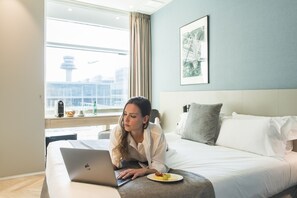 Standard dubbelrum - 1 dubbelsäng - eget badrum | Duntäcken, minibar, skrivbord och mörkläggningsgardiner