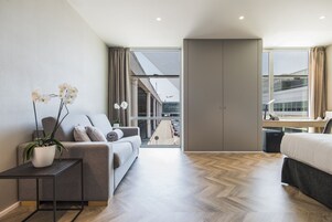 Habitación Premium doble, baño privado | Edredones de plumas, minibar, escritorio y cortinas opacas