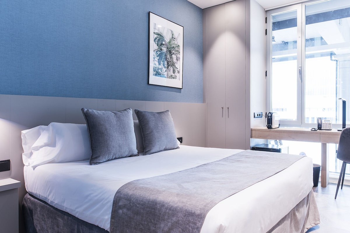 standard double room, 1 double bed, ensuite | down duvets, minibar, desk, blackout curtains