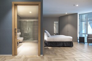 Habitación Premium doble, baño privado | Edredones de plumas, minibar, escritorio y cortinas opacas