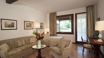 Junior Suite | Desk, blackout drapes, soundproofing, iron/ironing board