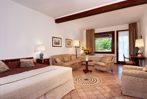 Junior Suite | Desk, blackout drapes, soundproofing, iron/ironing board