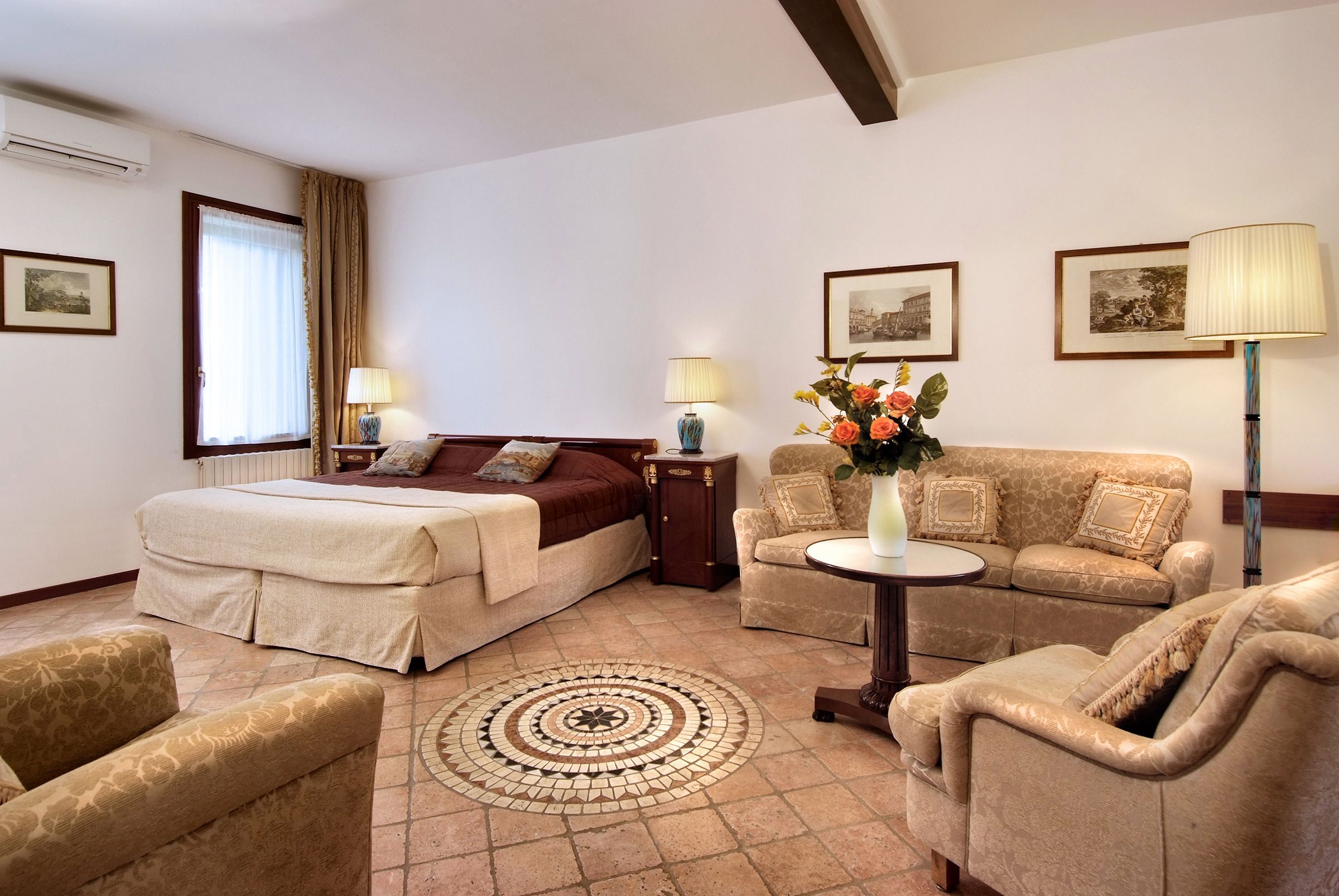 Junior-sviitti | Työpöytä, pimennysverhot, äänieristys, silitysrauta/-lauta