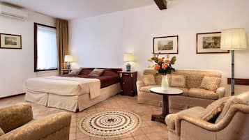 Junior suite | Een bureau, verduisterende gordijnen, geluiddichte muren