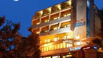 Bagian depan properti - sore/malam