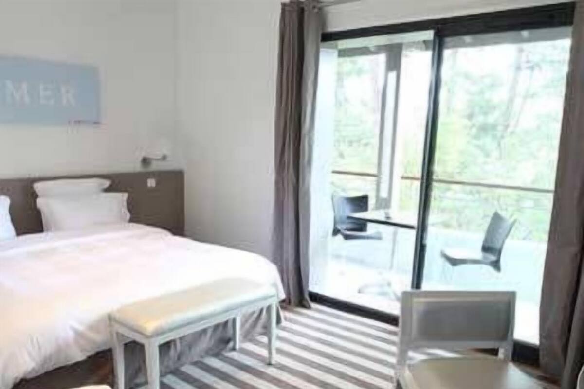 Ropa de cama de alta calidad y caja de seguridad en la habitación 