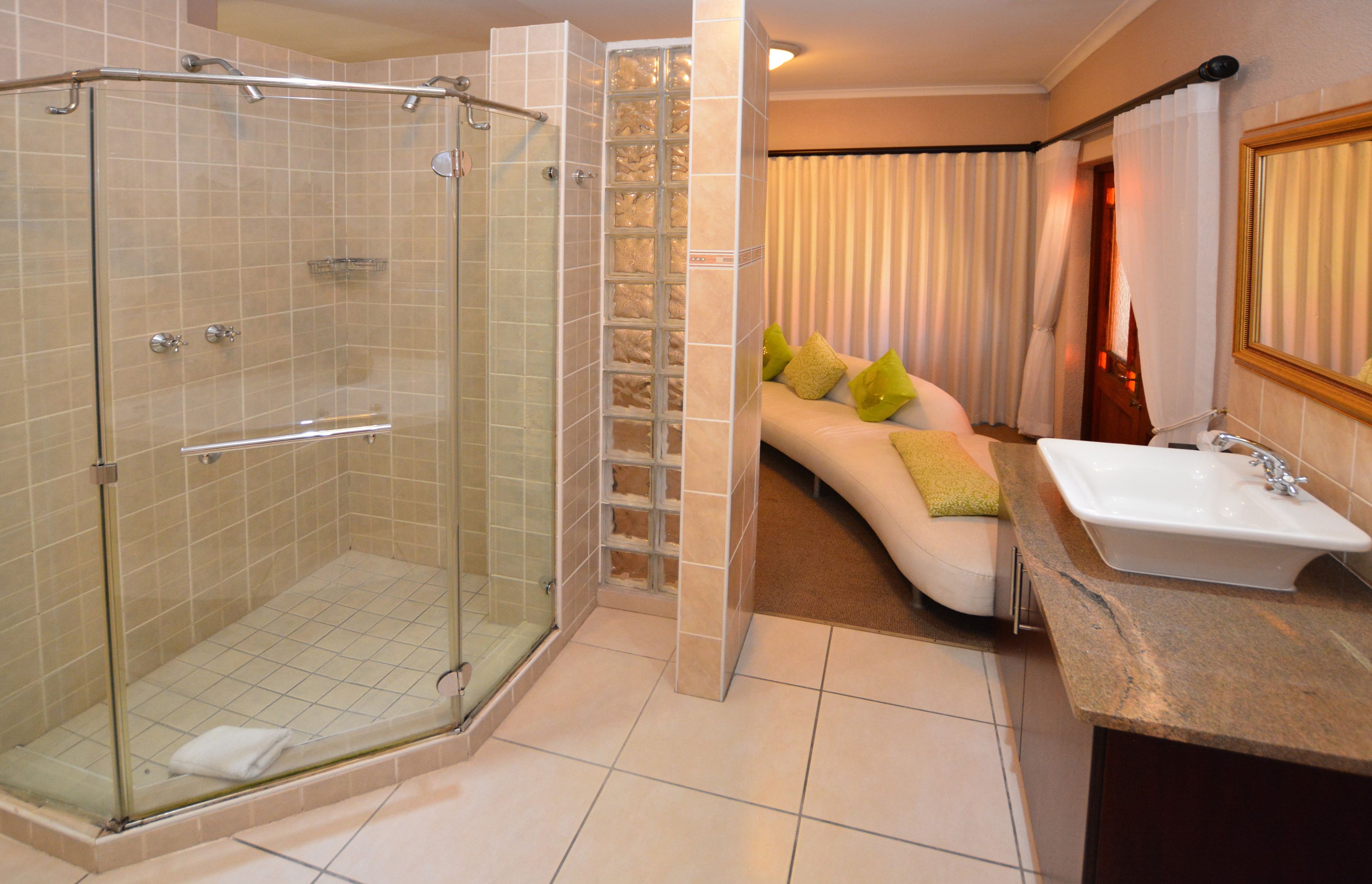 Honeymoon tweepersoonskamer | Badkamer | Een douche, gratis toiletartikelen, een haardroger, handdoeken
