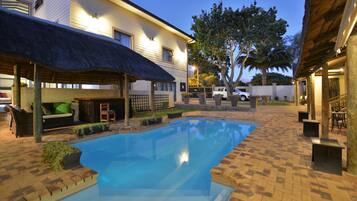 Overnatningsstedets facade – aften/nat