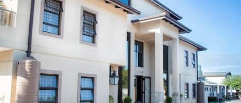 Fachada de la propiedad