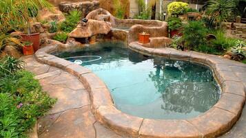 2 udendørs pools, liggestole