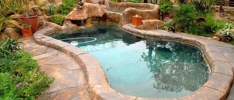 2 kolam renang terbuka, kerusi lepak pantai