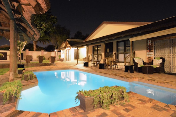 2 outdoor pools, pool loungers